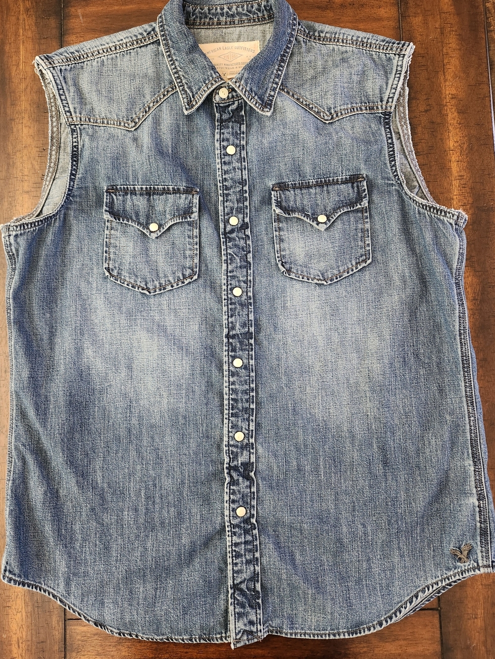 American Eagle Outfitters Sleeveless Denim Button-Down Large
